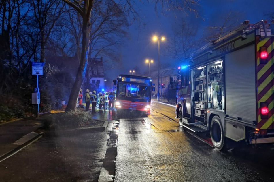 Der Bus musste durch die Feuerwehr seitlich angehoben werden, um die Person bergen zu können.