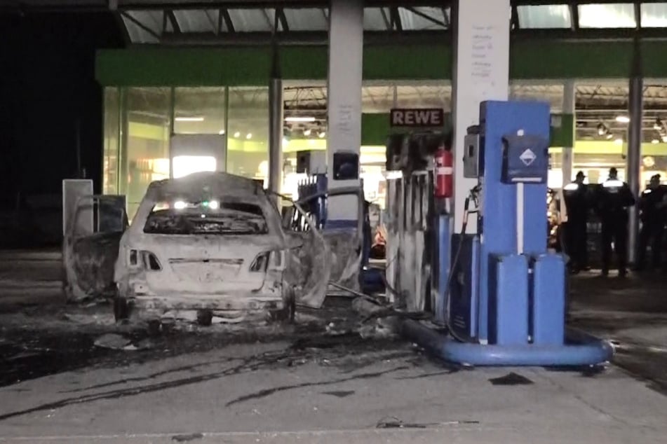Der Mercedes brannte an der Tankstelle völlig aus.
