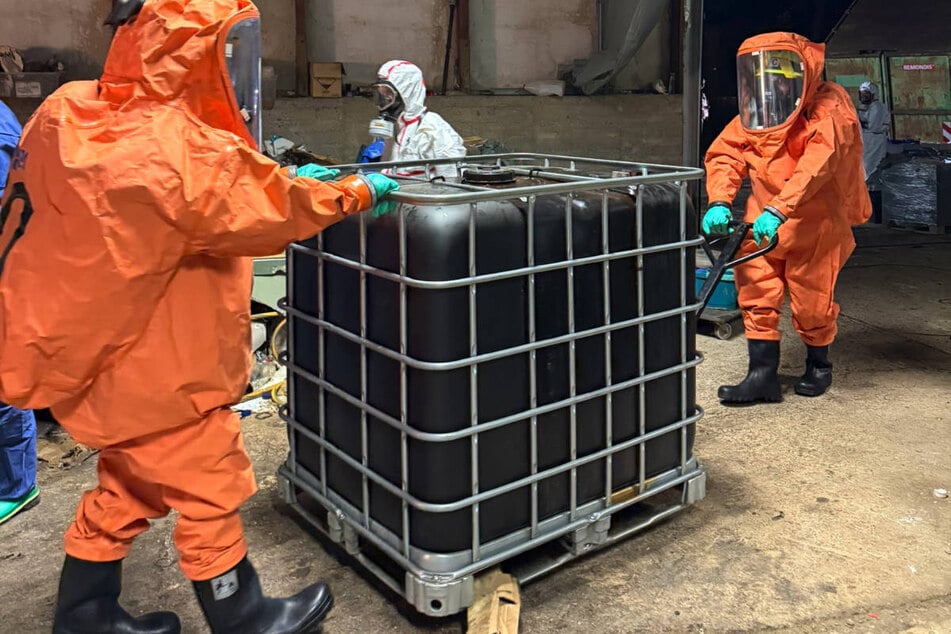 Zur Entsorgung der Chemikalien waren insgesamt zwölf Container nötig.