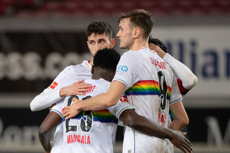 Stuttgarts Sasa Kalajdzic (23, r.) bejubelt mit seinen Mannschaftskollegen einen der bislang acht Saisonsiege in der Bundesliga.