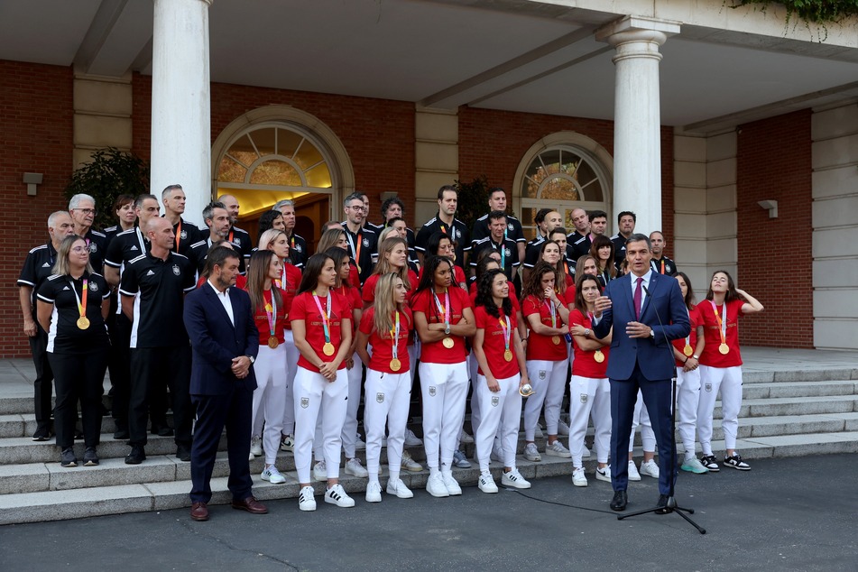 Pedro Sánchez (51, v.r.) beim Empfang der spanischen Weltmeisterinnen im Moncloa-Palast in Madrid.