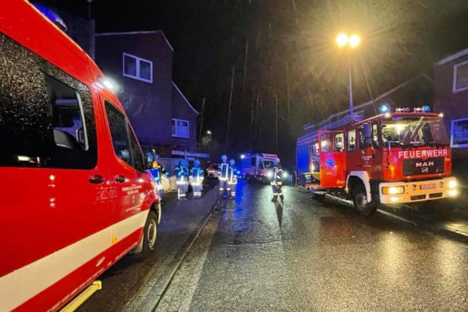 Die Feuerwehr evakuierte das Mehrparteienhaus in Weener.