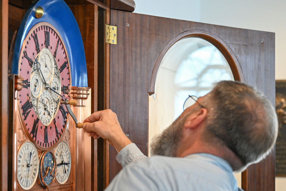 Mit einer Kurbel und entsprechender Getriebeübersetzung ist das Aufziehen der Gewichte ein Kinderspiel.