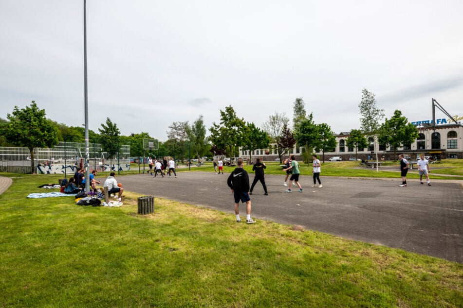 Das bereits bestehende Basketballfeld wird saniert, etwas verschoben und bekommt einen Kunststoffbelag.