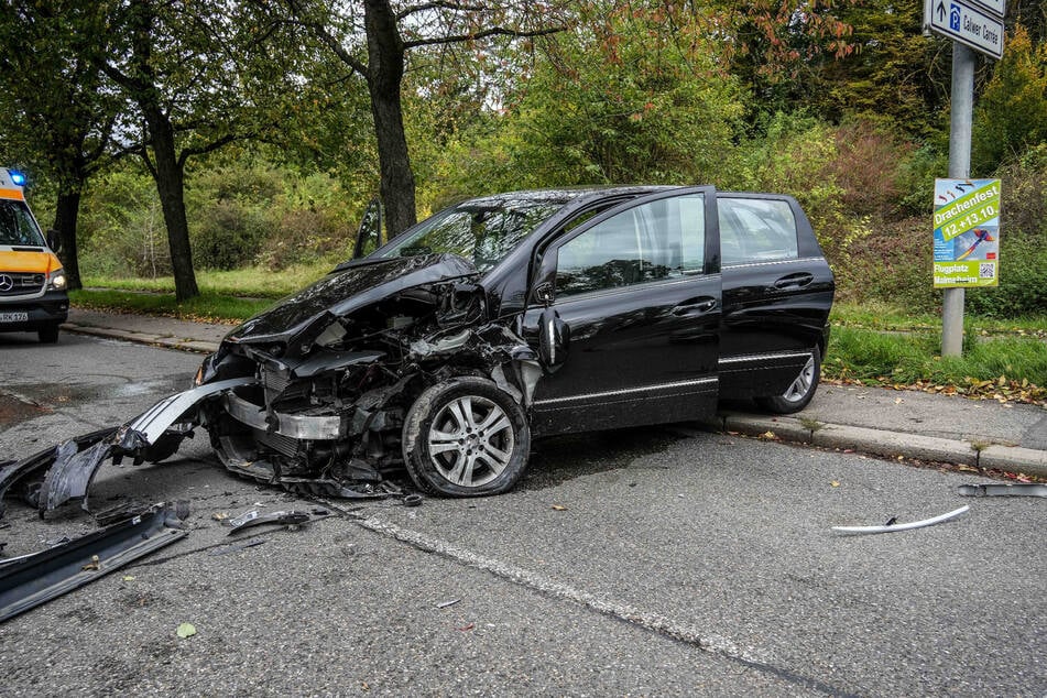 Der schwarze Mercedes kam quer auf der Fahrbahn zum Stillstand.