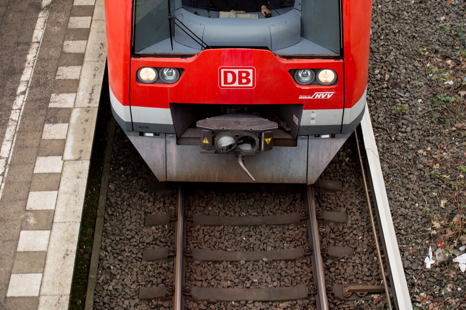 26-Jähriger stürzt im Suff auf Bahngleise, Augenzeugin wird zur Heldin!