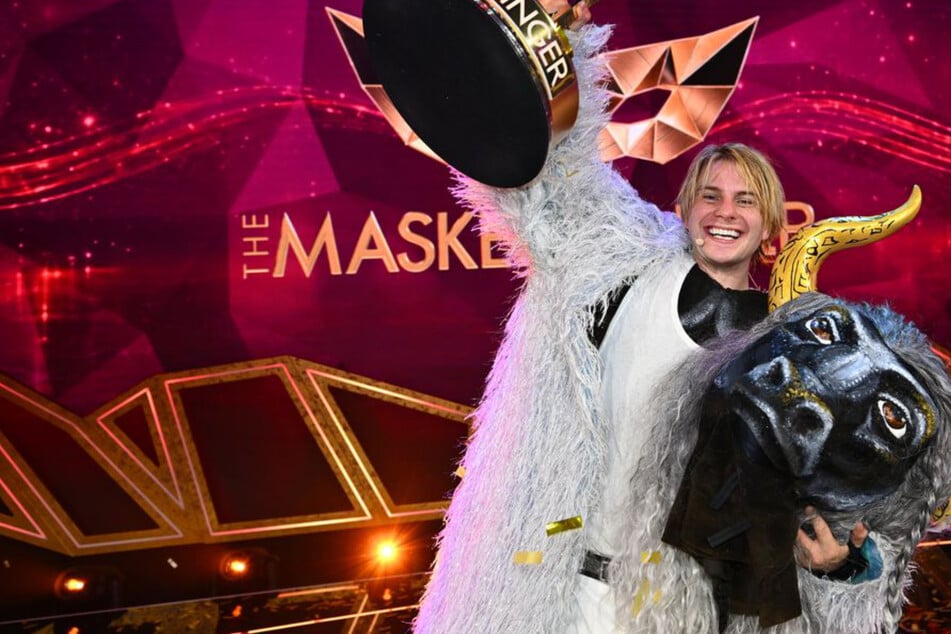 The Masked Singer: "Aperol Spritz"-Sänger Vincent Gross gewinnt Masked Singer – und zerstört den Sieger-Pokal