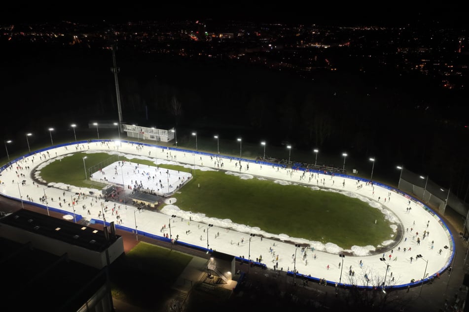 Die Eisfläche im Jutta Müller Eissportzentrum lädt zu unvergesslichen Stunden voller Spaß und Bewegung ein.