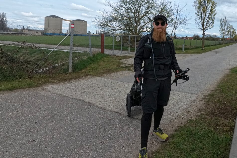 Sein Ziehwagen "Kunigunde" begleitet den "Mann mit dem Bart", wie sich Robert auf Instagram nennt. Der Name ist dabei Programm: Seinen Bart hat er sich seit 2015 wachsen lassen.