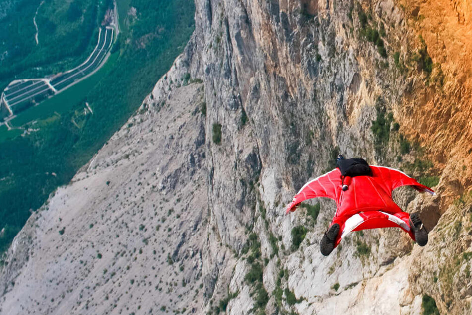Tödliche Unfälle mit dem Wingsuit: Zwei Fallschirm-Springer kommen ums Leben