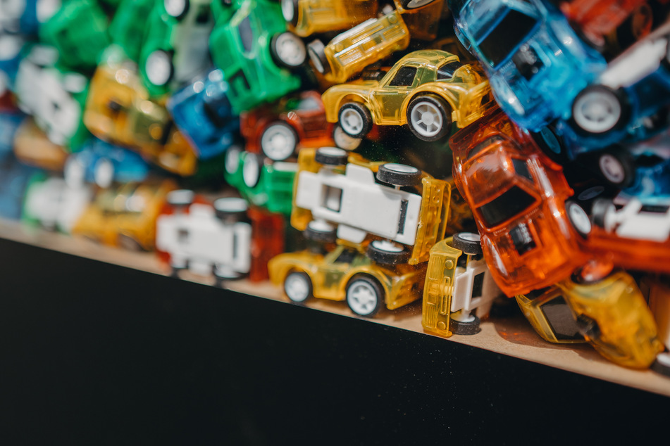 Wie viele kleine Autos sind wohl in dieser Box? Wer am besten schätzt, gewinnt einen Urlaub.