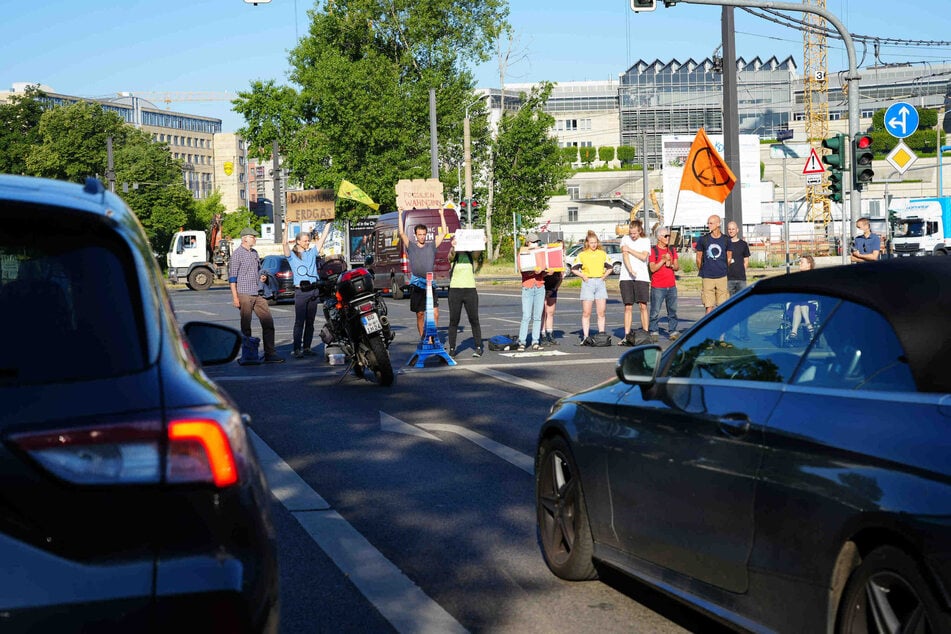 14 Aktivisten blockierten die St. Petersburger Straße in Dresden am Freitagmorgen insgesamt dreimal für je sieben Minuten.