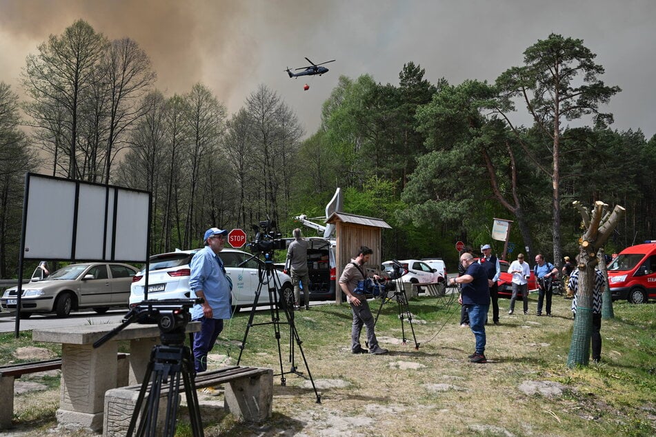 Im Südosten Polens kämpft die Feuerwehr gegen einen Waldbrand, der sich nach wochenlanger Dürre rasch ausbreitet.