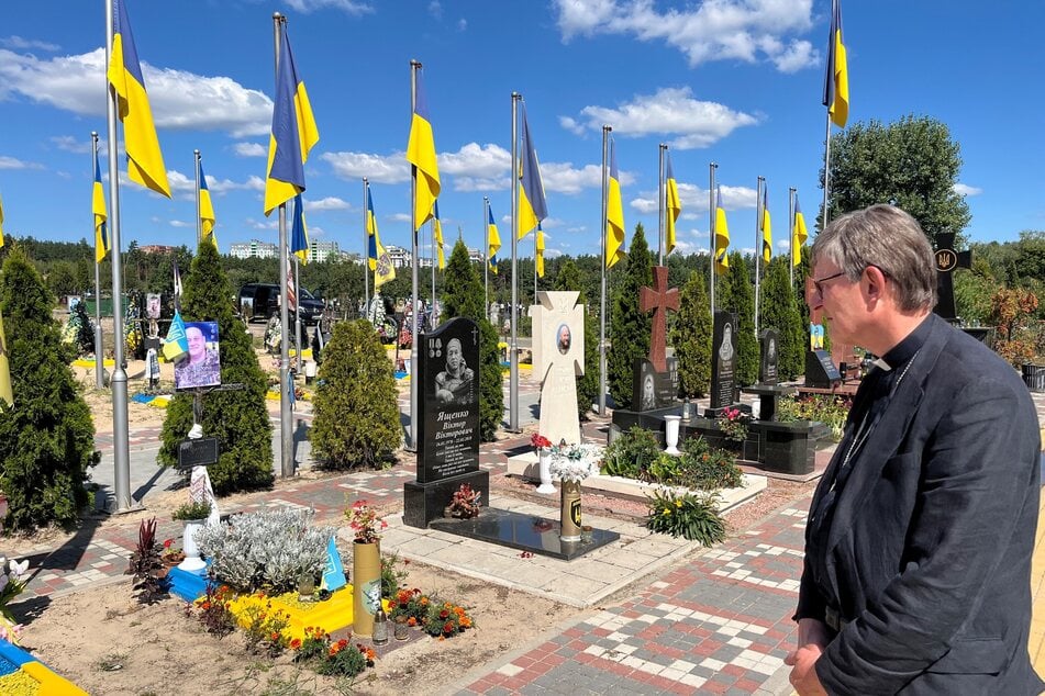 Der Kölner Kardinal Rainer Maria Woelki (67) besuchte im Rahmen seines mehrtägigen Ukraine-Aufenthalts auch einen Friedhof in Irpin.