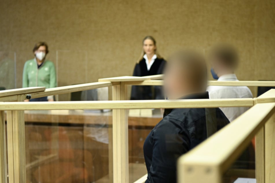 Die zwei Angeklagten (r.) stehen in München vor Richterin Cornelia Amtage (M.).