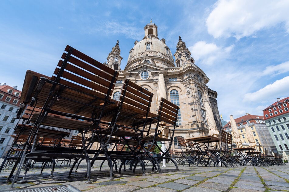 Tische und Stühle von Restaurants vor der Frauenkirche dürften bald wieder besetzt sein.