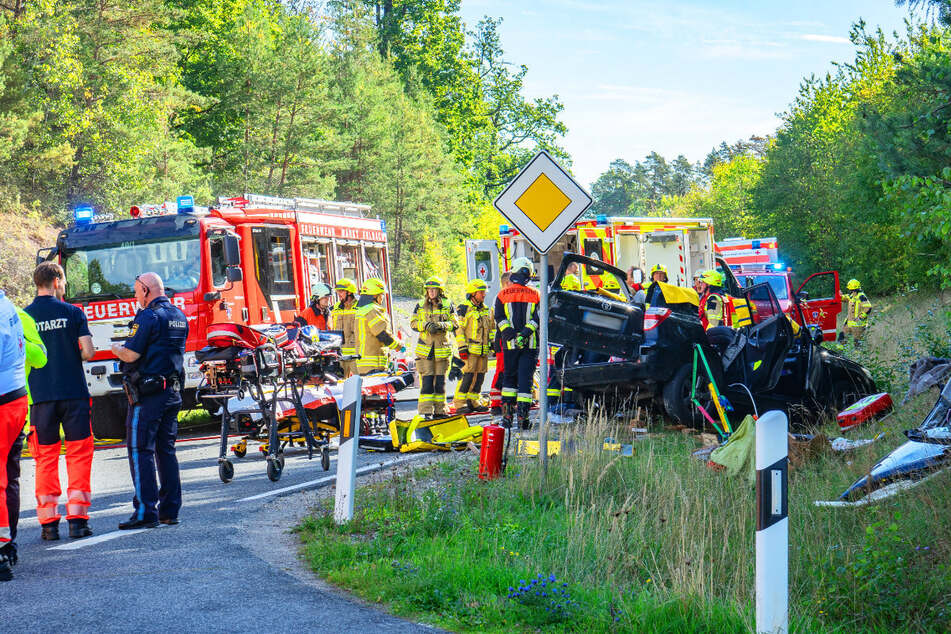 Die 57-jährige Fahrerin des Toyotas wurde durch den Zusammenstoß in ihrem Auto eingeklemmt und musste von der Feuerwehr befreit werden.