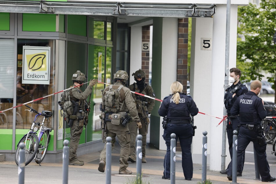 Schwerbewaffnete Polizisten des SEK betreten ein Gebäude in Kiel.