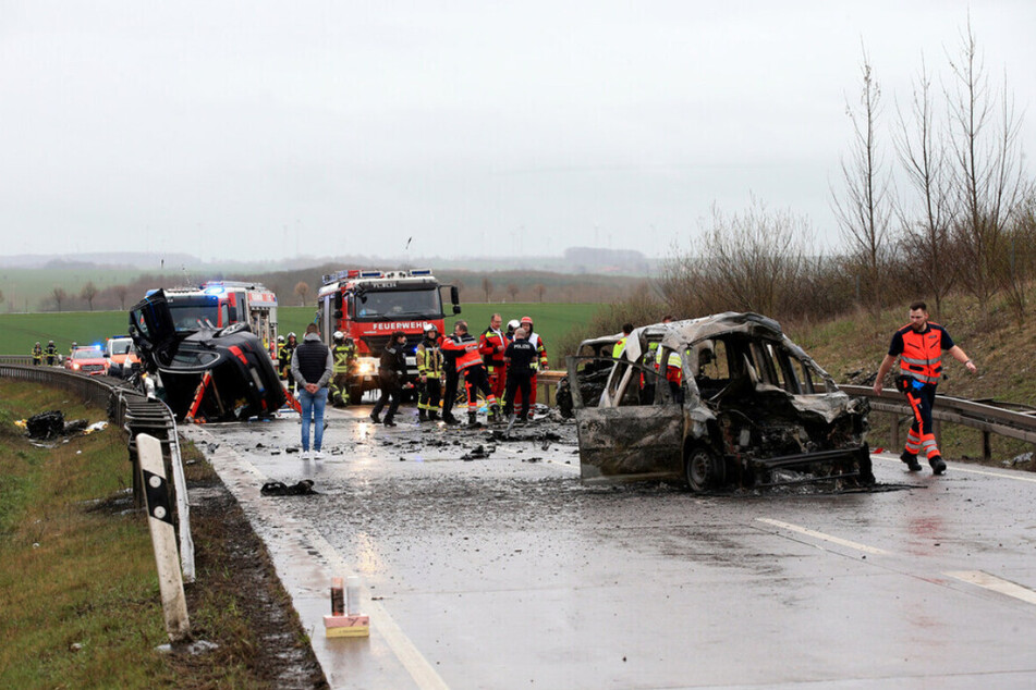 Der BMW des Unfallverursachers war als einziges Fahrzeug nicht in Flammen aufgegangen.