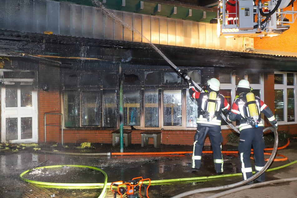 Am späten Dienstagabend hat das Vordach der Grundschule Schmalfeld Feuer gefangen.