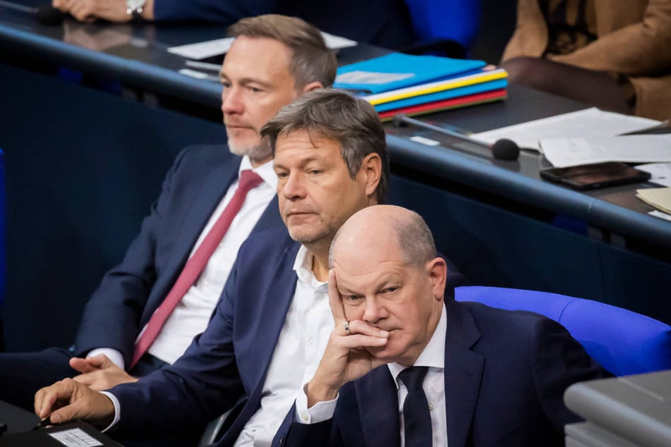 Bedröppelte Mienen bei Christian Lindner (44, FDP, v.l.n.r.), Robert Habeck (54, Grüne) und Olaf Scholz (65, SPD) bei Ansicht der aktuellen Umfragewerte der Ampel-Parteien.