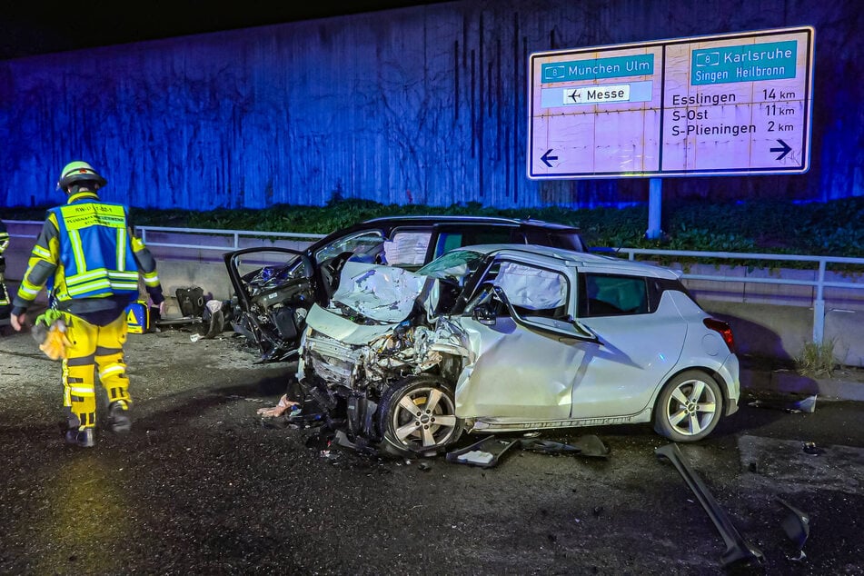 Völlig zerstört wurden der Seat und der Suzuki im Zuge des Zusammenpralls in der Nacht auf Sonntag im schwäbischen Filderstadt.