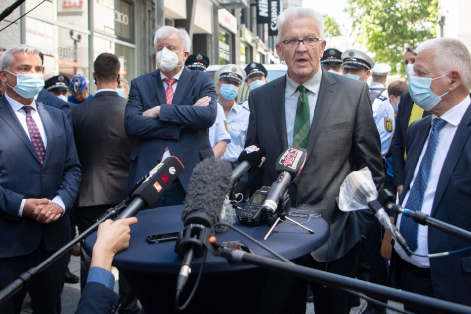 Ministerpräsident von Baden-Württemberg, Horst Seehofer (CSU), Bundesinnenminister und Thomas Strobl (CDU), Innenminister von Baden-Württemberg, besuchen den Ort der Geschehnisse der nächtlichen Randale in der Stuttgarter Innenstadt und sprechen zu den Medienvertretern.