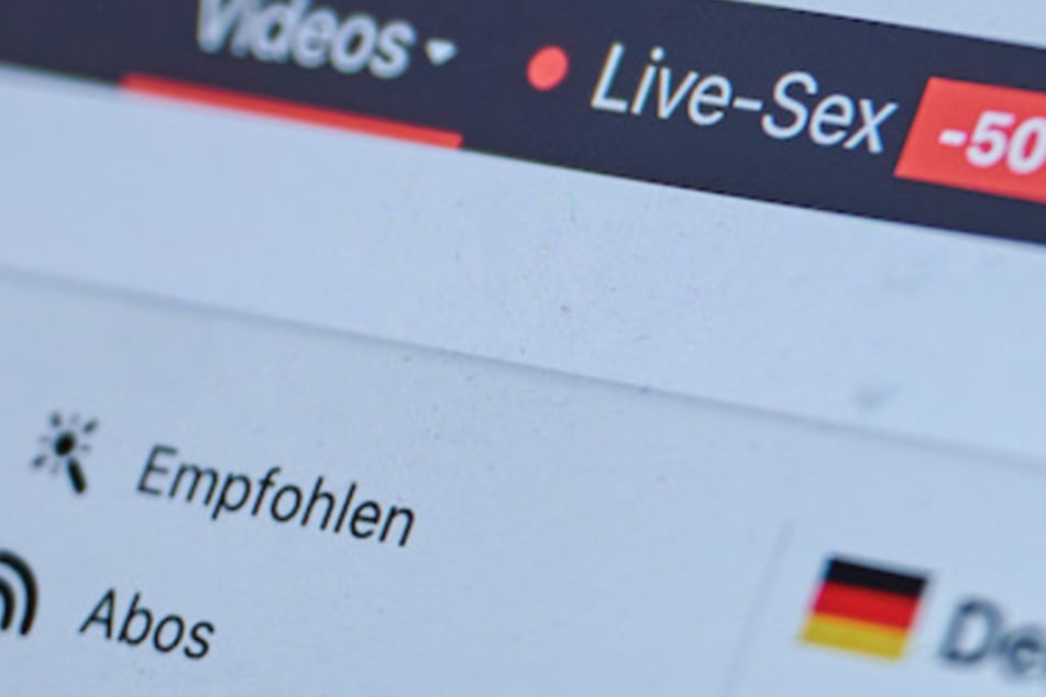 Der Rentner (82) hatte sich mehrere Erotikfilme angeschaut und war anschließend ins Visier eines Betrügers geraten. (Symbolfoto)