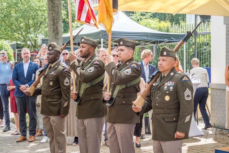 Mitglieder der 7th Army Noncommissioned Officer Academy übernahmen die Fahnenabordnung.