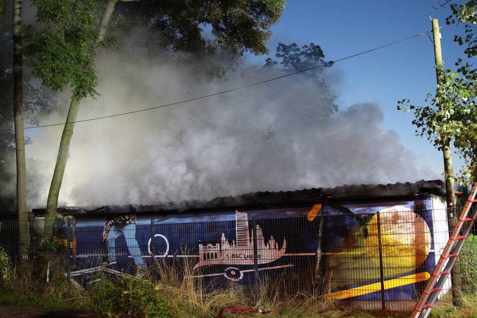 Das Vereinshaus des Minigolfklubs 1. BGC Leipzig hat am frühen Donnerstagmorgen in Flammen gestanden.