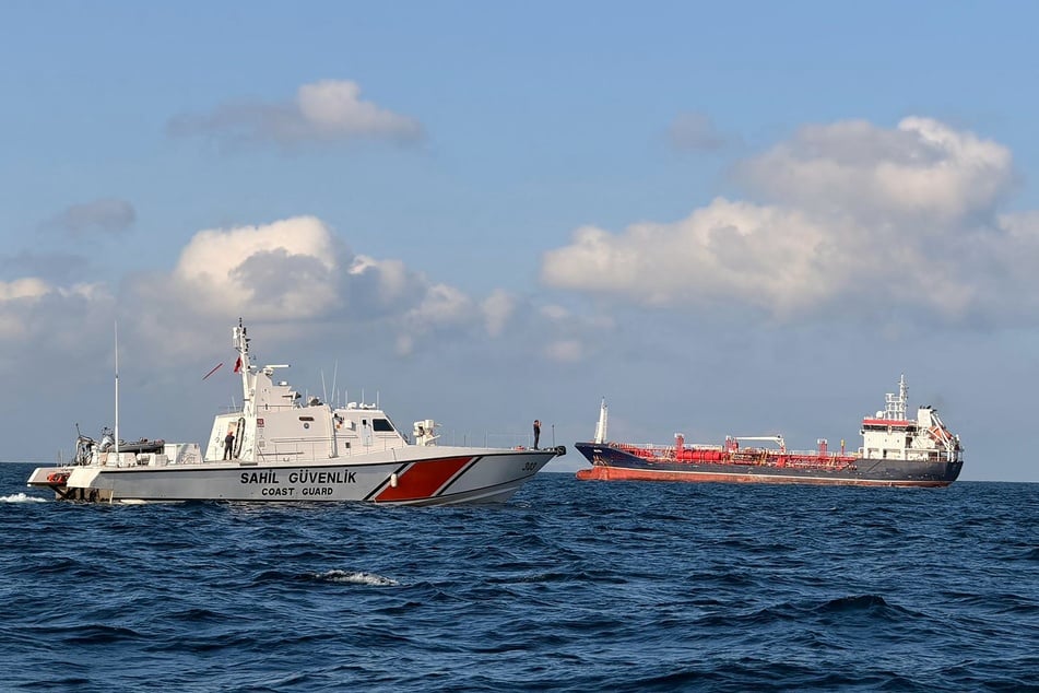 Zahlreiche Einsatzkräfte suchen nach dem Schiffsunglück vor Istanbul nach den zehn vermissten Seeleuten.