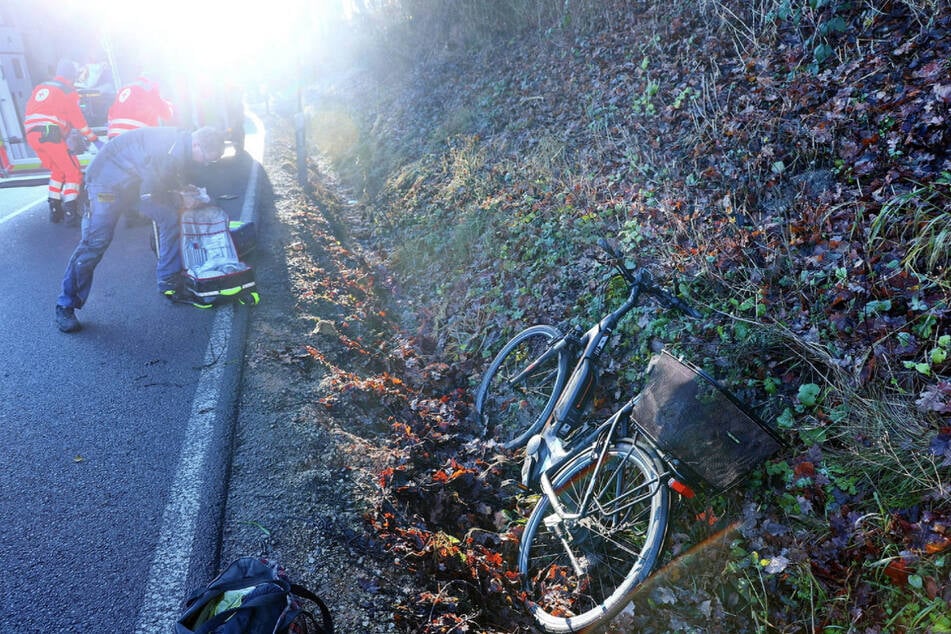 Aufgrund der leichten Steigung und der sehr tief stehenden Sonne wurde der Unfallverursacher geblendet und übersah die Dame auf dem Fahrrad.