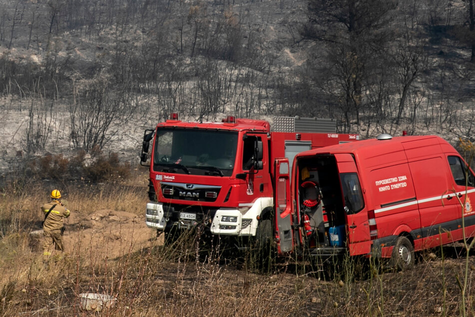 Ein Großteil der Feuerwehrkräfte ist zurzeit bei Waldbränden um Athen im Einsatz. Deshalb machten sich Retter zu Fuß auf den Weg zu den verirrten Franken. (Symbolbild)