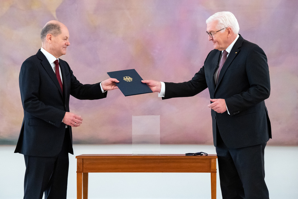 Olaf Scholz (l.), designierter Bundeskanzler, erhält von Bundespräsident Frank-Walter Steinmeier (65, SPD) im Schloss Bellevue die Ernennungsurkunde.