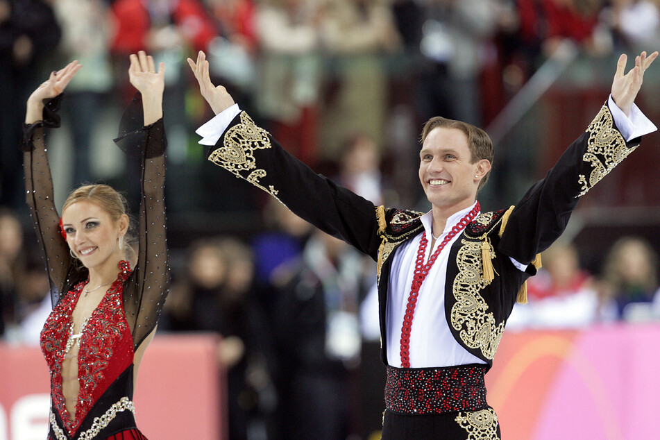 2006 gewann Roman Kostomarov (46, r.) mit seiner Eis-Partnerin Tatjana Nawka (48) die Olympische Goldmedaillie im Eistanz.