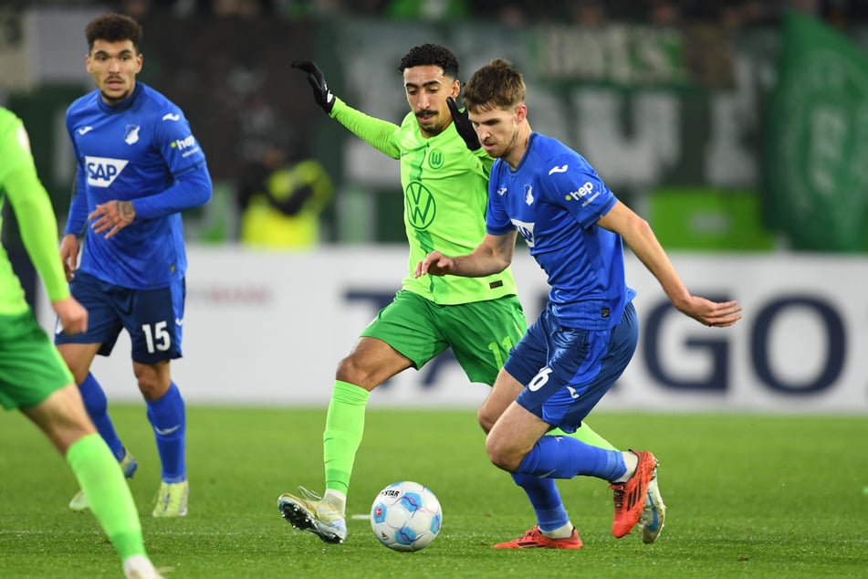 Hoffenheims Anton Stach (r.) im Zweikampf gegen Wolfsburg-Akteur Tiago Tomas.