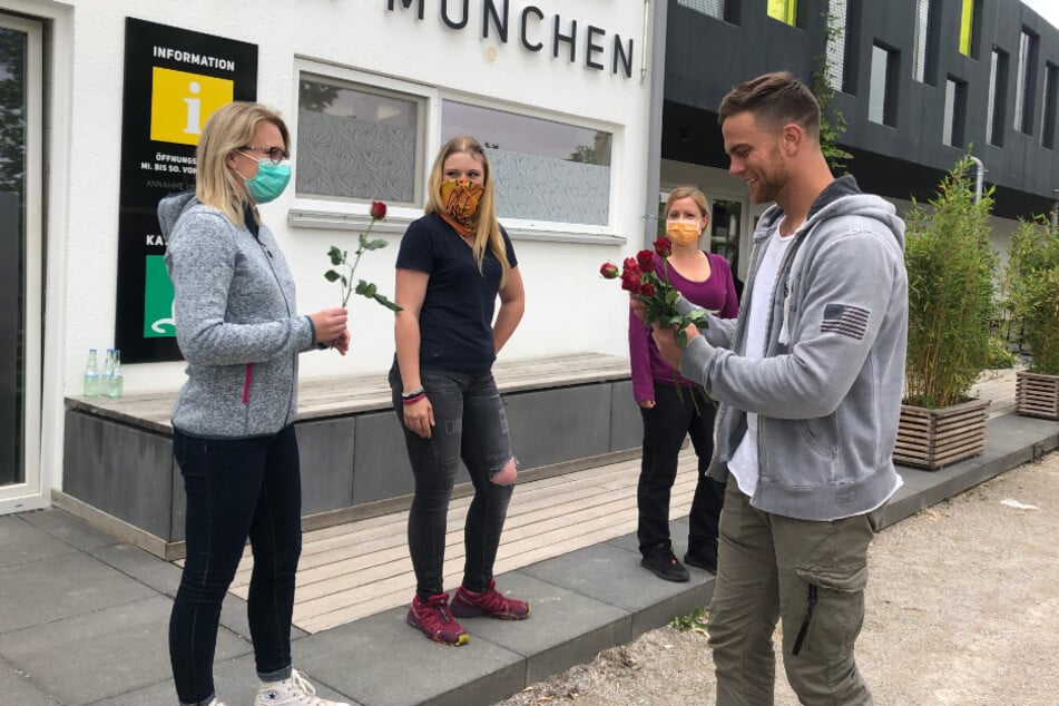 Tierärztinnen Dr. Tanja Alexander und Dr. Beate Weiß sowie Tierpflegerin Sabrina Bock (l-r) bekommen eine Rose von Sebastian Preuss, zum Dank für ihren Einsatz.