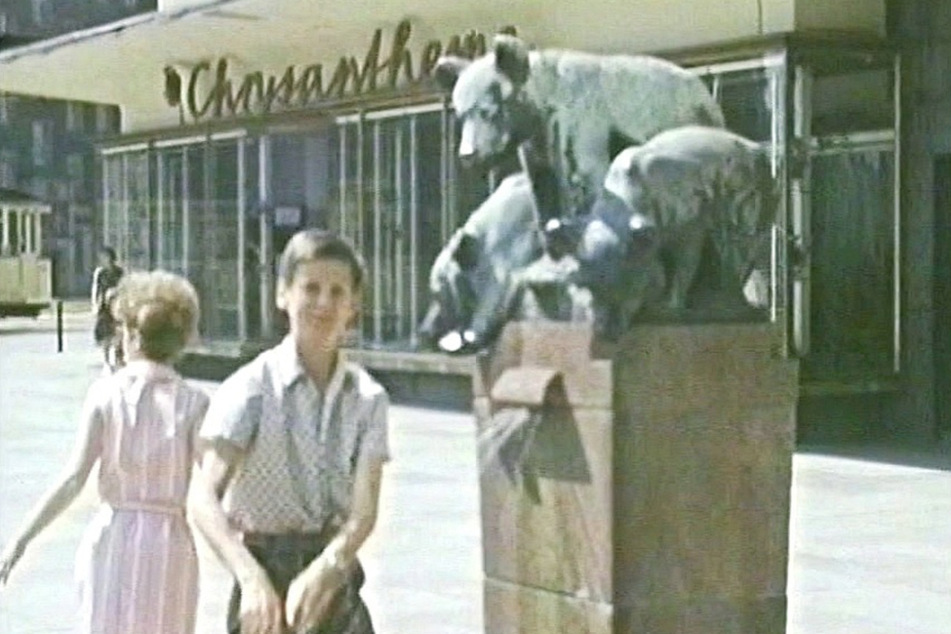Im 20. Jahrhundert zierte der bronzene Bärenbrunnen das Chemnitzer Stadtbild. Zu Beginn des 21. Jahrhunderts fielen die Fellpfoten Dieben zum Opfer.