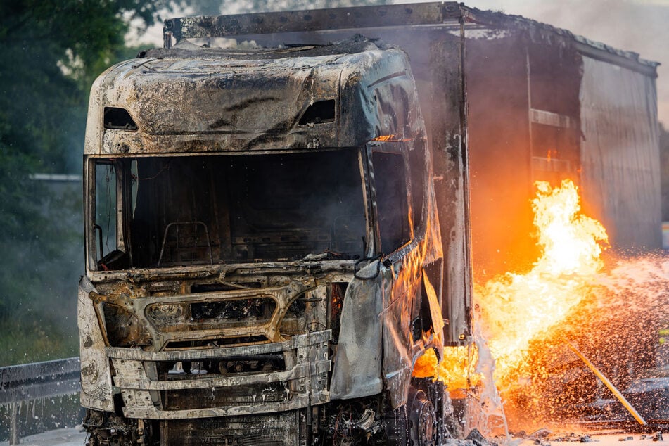 Sattelzug auf A60 brennt lichterloh: Fahrer entkommt rechtzeitig dem Flammeninferno