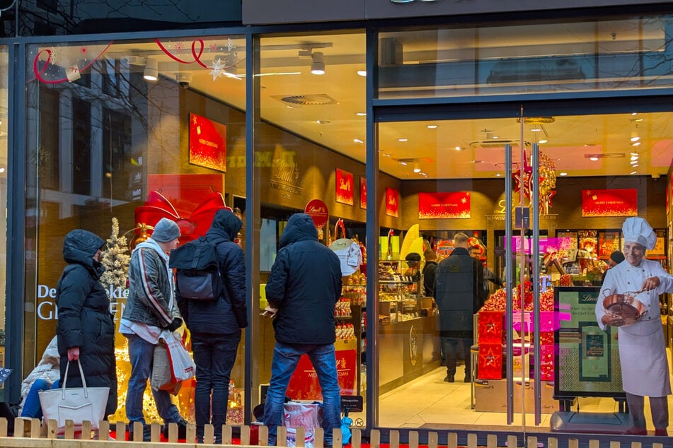 Geschäftiges Treiben im Shop: Bereits früh am Morgen liefen die Vorbereitungen, während schon einige Menschen davor warteten.