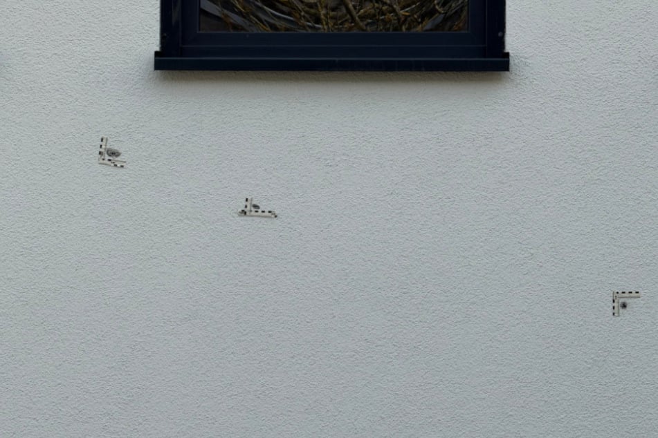 Mindestens fünf Schüsse sollen auf das Wohnhaus abgegeben worden sein.