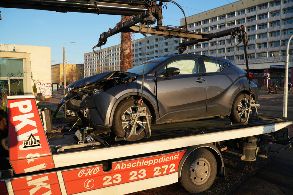 Die Front des Toyotas wurde bei dem Crash schwer beschädigt.