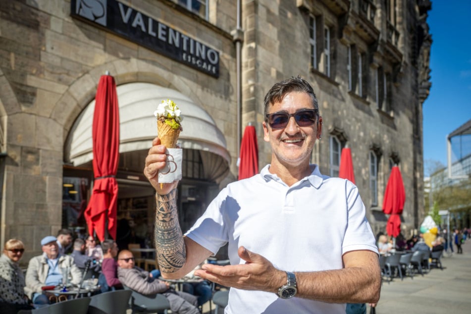 Sandro Oliveira da Silva (56), Inhaber des Eiscafés "Valentino", zeigt eine seiner Spezialitäten: die Sorte Dubai-Schokolade.
