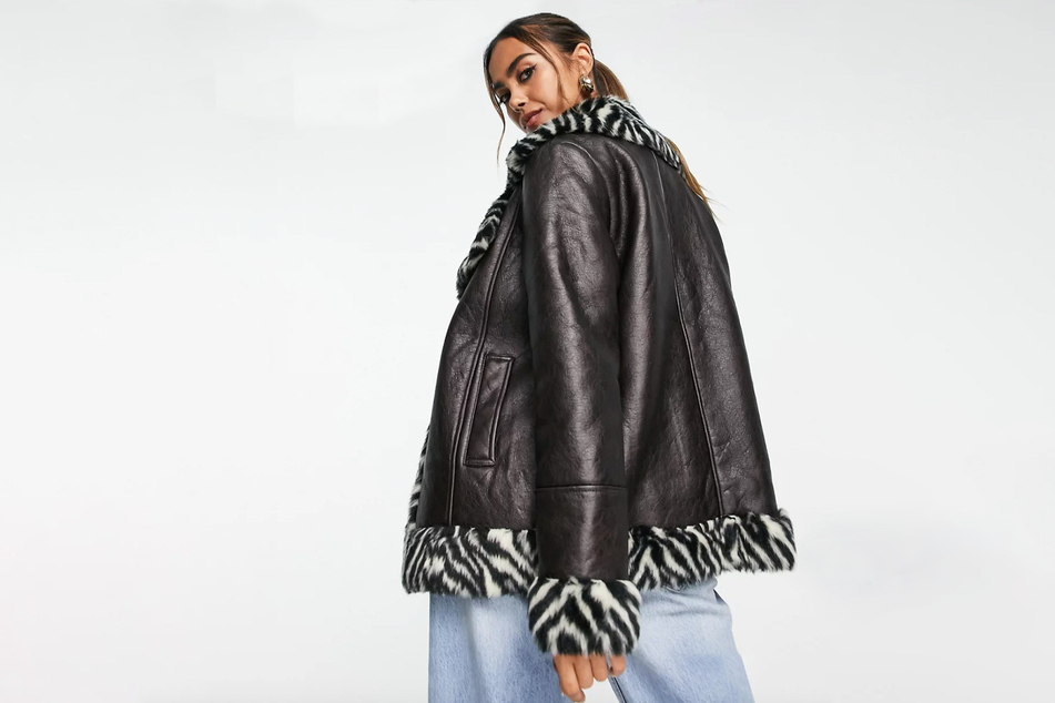 Zebra-Print und Lederjacken aus Kunstleder, wie diese von ASOS, sind im Herbst 2023 voll im Trend.