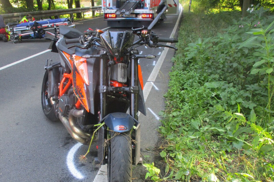 Das Motorrad des 37-Jährigen musste nach dem Unfall abgeschleppt werden.