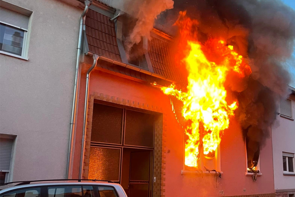 Feuerwehr im Großeinsatz! Einfamilienhaus brennt nieder, zwei Verletzte