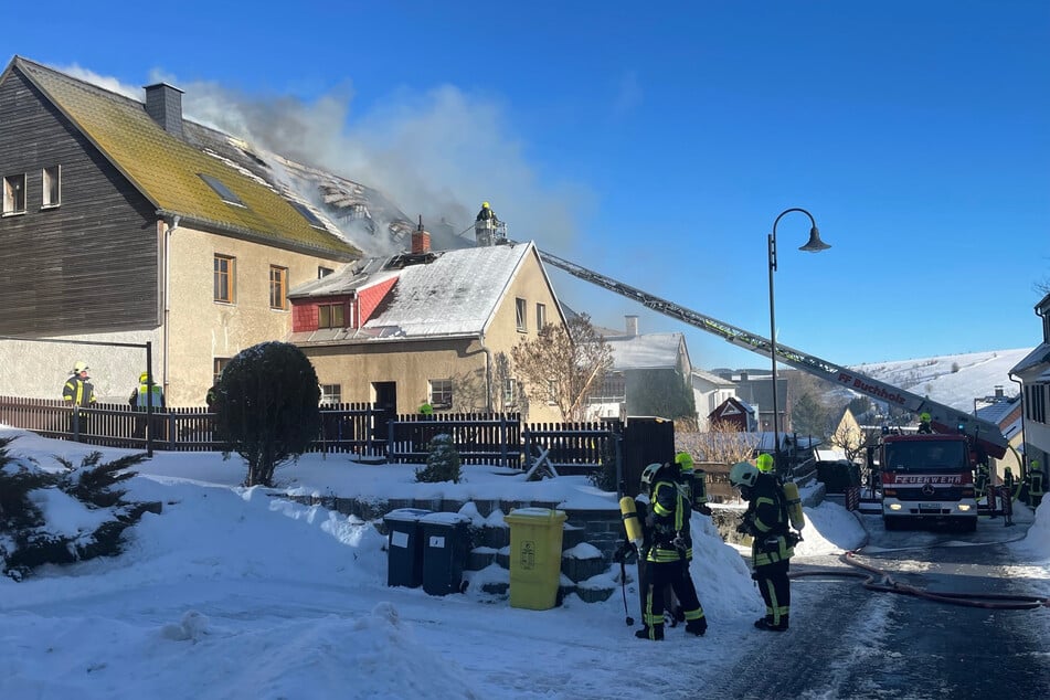 Der Dachstuhl des Mehrfamilienhaus in der Straße "Lange Gasse" brannte komplett aus.