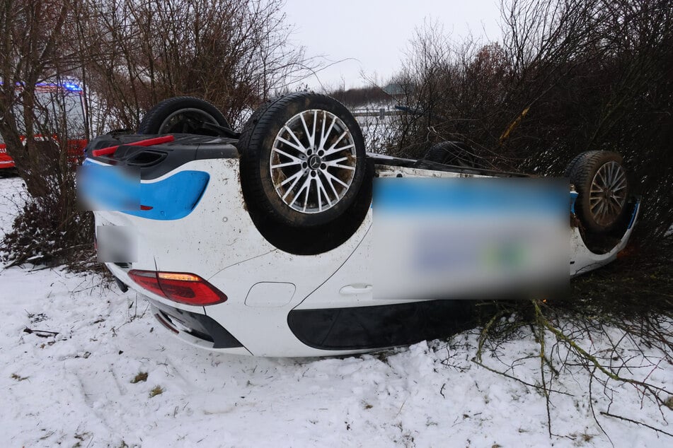 Ein Mercedes überschlug sich an der A72-Abfahrt Hartmannsdorf.