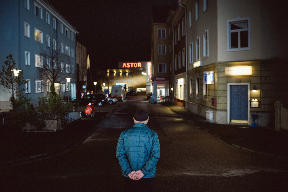 Hans W. Geißendörfer, Produzent und Erfinder der ARD-Serie "Lindenstraße" wirft auf dem WDR-Gelände einen letzten Blick auf die Straße.