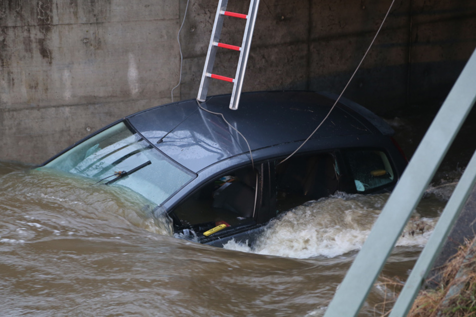 Reise nimmt nasses Ende: Auto landet im Hochwasser und verkantet sich an Brücke